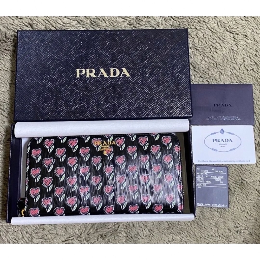 PRADA フラワーモチーフ 長財布