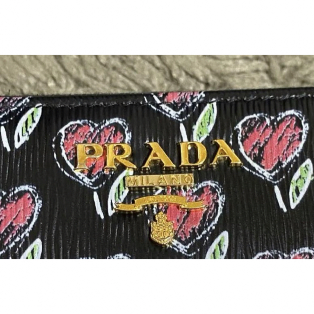 PRADA フラワーモチーフ 長財布