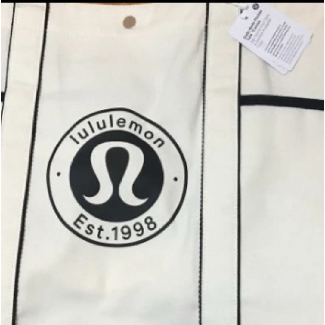 lululemon(ルルレモン)のルルレモン　紺色ネイビー　マルチポケット キャンバス ロゴ トートバッグ 20L レディースのバッグ(トートバッグ)の商品写真