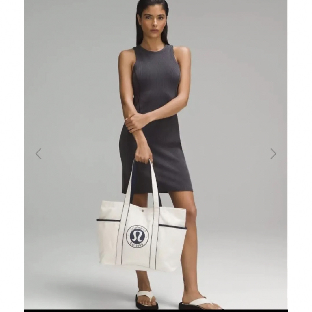 lululemon(ルルレモン)のルルレモン　紺色ネイビー　マルチポケット キャンバス ロゴ トートバッグ 20L レディースのバッグ(トートバッグ)の商品写真