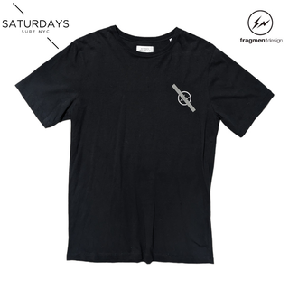 サタデーズサーフニューヨークシティー(SATURDAYS SURF NYC)のSATURDAYS X FRAGMENT DESIGN ブラック 半袖Tシャツ(Tシャツ/カットソー(半袖/袖なし))