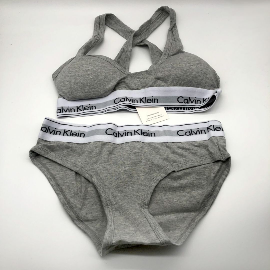 ck Calvin Klein(シーケーカルバンクライン)のカルバンクライン　レディース 上下セット　下着　クロスブラ　Mサイズ　灰 レディースの下着/アンダーウェア(ブラ&ショーツセット)の商品写真