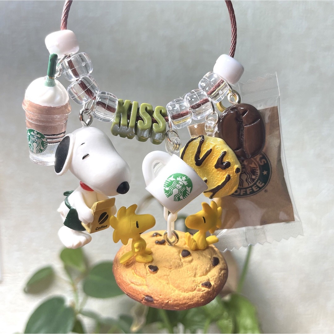 SNOOPY(スヌーピー)の今日もカフェで☕️ 大忙しのわんちゃん🐶🍪🥪 キーホルダー✨ ハンドメイドのアクセサリー(キーホルダー/ストラップ)の商品写真