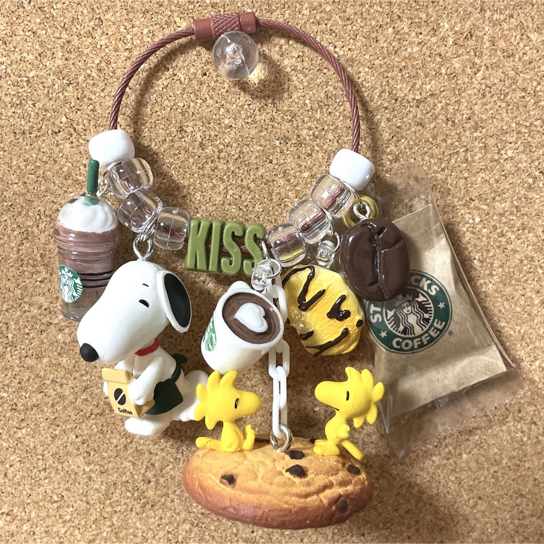 SNOOPY(スヌーピー)の今日もカフェで☕️ 大忙しのわんちゃん🐶🍪🥪 キーホルダー✨ ハンドメイドのアクセサリー(キーホルダー/ストラップ)の商品写真