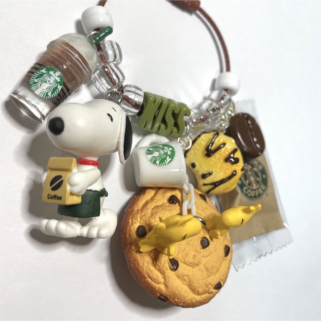 SNOOPY(スヌーピー)の今日もカフェで☕️ 大忙しのわんちゃん🐶🍪🥪 キーホルダー✨ ハンドメイドのアクセサリー(キーホルダー/ストラップ)の商品写真