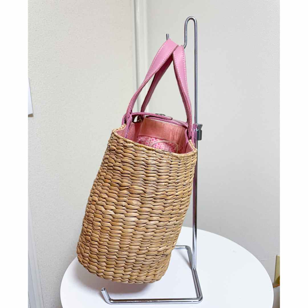 カゴバッグ　花　革　レザー　本革レザー　牛革　個性的　ピンク　麦わら　編み込み レディースのバッグ(かごバッグ/ストローバッグ)の商品写真