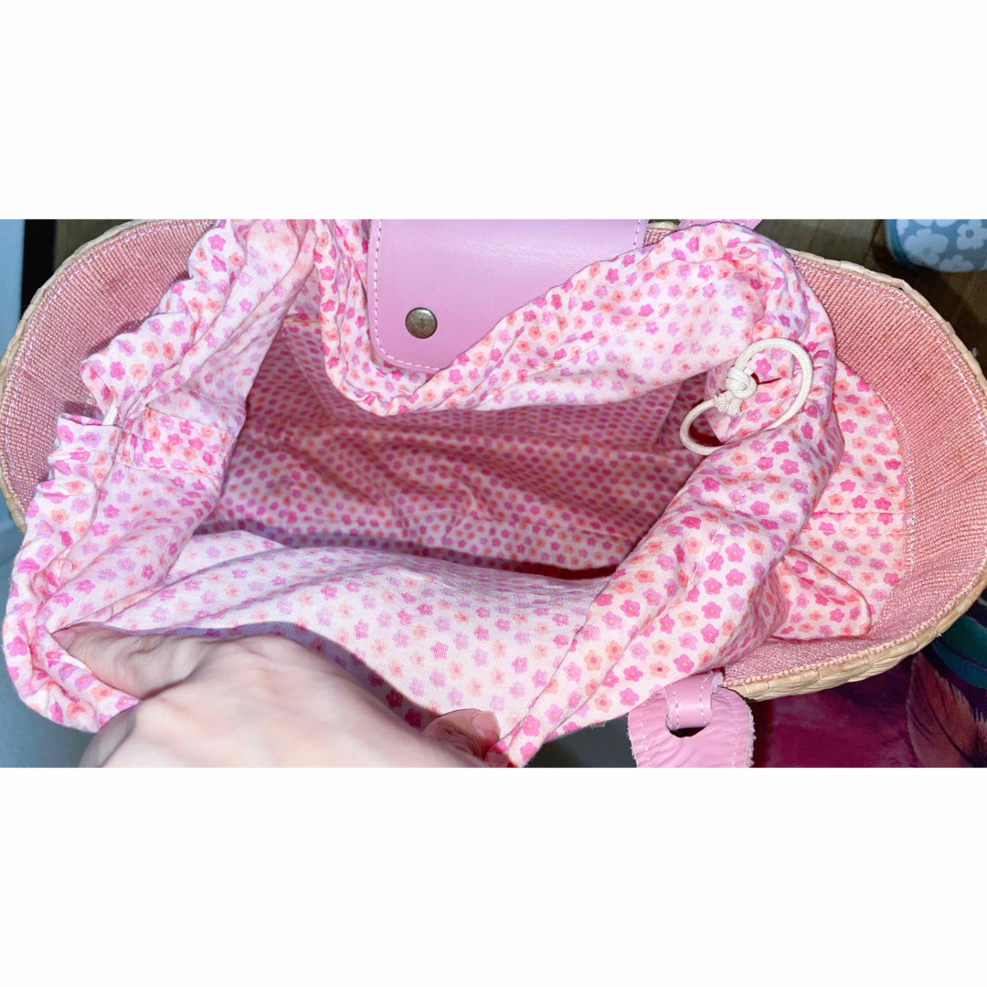 カゴバッグ　花　革　レザー　本革レザー　牛革　個性的　ピンク　麦わら　編み込み レディースのバッグ(かごバッグ/ストローバッグ)の商品写真