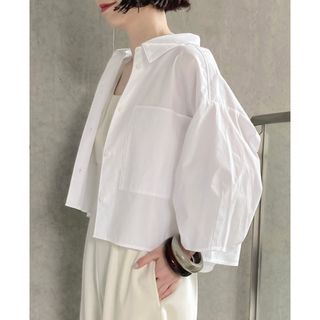 イエナ(IENA)のIENA maison FABRICA クロップドシャツ　ホワイト(シャツ/ブラウス(半袖/袖なし))