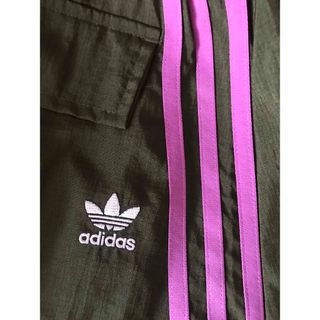 アディダス(adidas)の🖤adidasスカート　カーキ×ピンクライン💘サイズ表示M(ロングスカート)