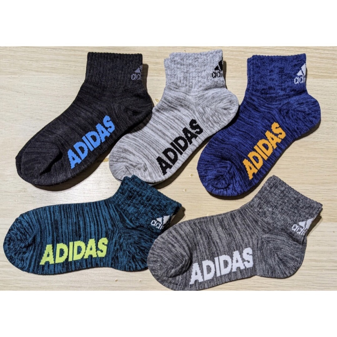 adidas(アディダス)の新品　adidas【5足セット】靴下 SIZE:21〜23cm ソックス キッズ/ベビー/マタニティのこども用ファッション小物(靴下/タイツ)の商品写真