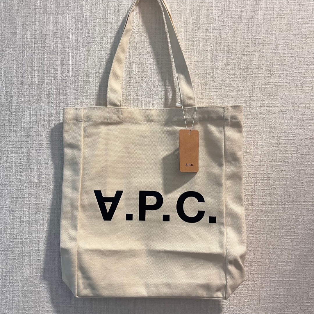 A.P.C(アーペーセー)の【未使用 タグ付】アーペーセー ブラック ロゴ トートバッグ ショッピングバッグ レディースのバッグ(トートバッグ)の商品写真