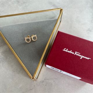 サルヴァトーレフェラガモ(Salvatore Ferragamo)の【新品】フェラガモピアス　パール　ゴールド(ピアス)