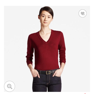 ユニクロ(UNIQLO)のUNIQLO エクストラファインメリノVネックセーター RED(ニット/セーター)