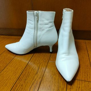 BOUTIQUE OSAKI ショートブーツ ホワイト 22.5cm(ブーティ)