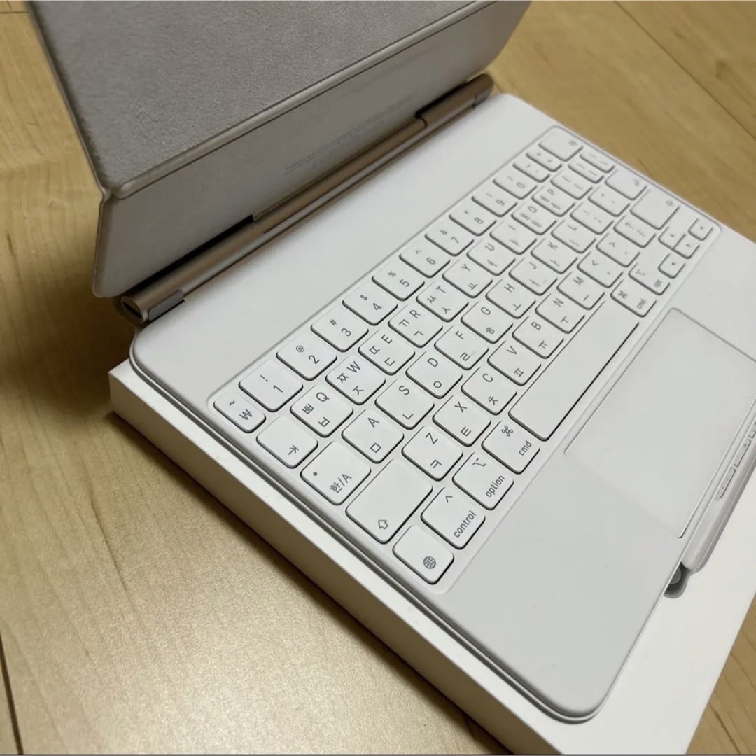 Apple(アップル)のiPad Magic Keyboard White Korean スマホ/家電/カメラのスマホアクセサリー(iPadケース)の商品写真