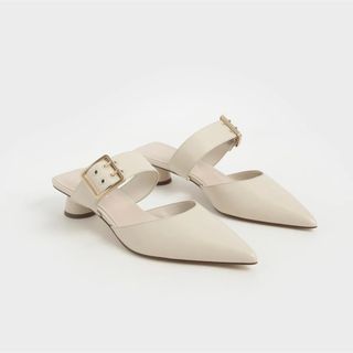 チャールズアンドキース(Charles and Keith)の【美品】CHARLES&KEITH サテングロメット ミュール （Chalk）(ミュール)