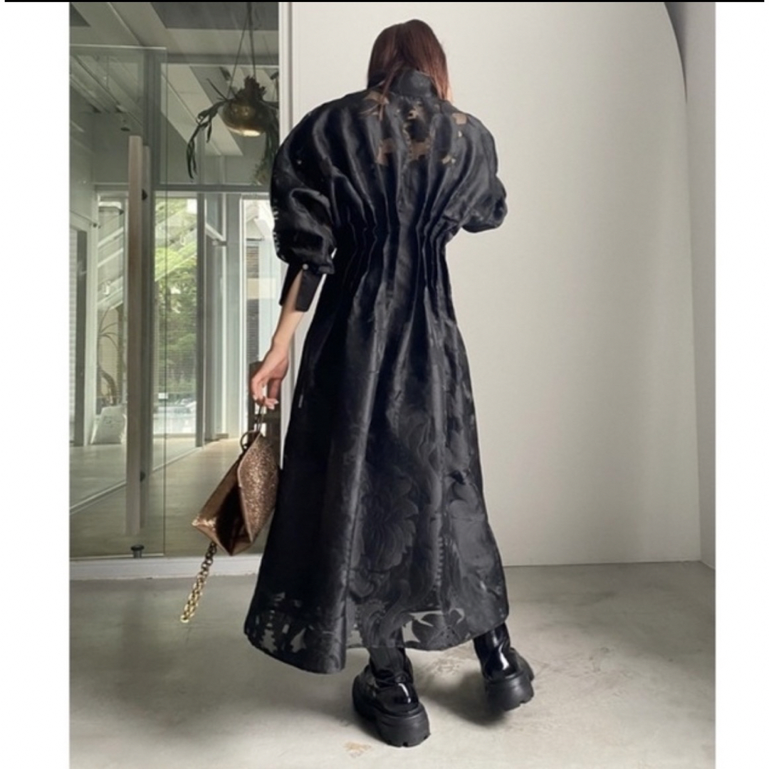 UND SHEER JACQUARD TUCK DRESS