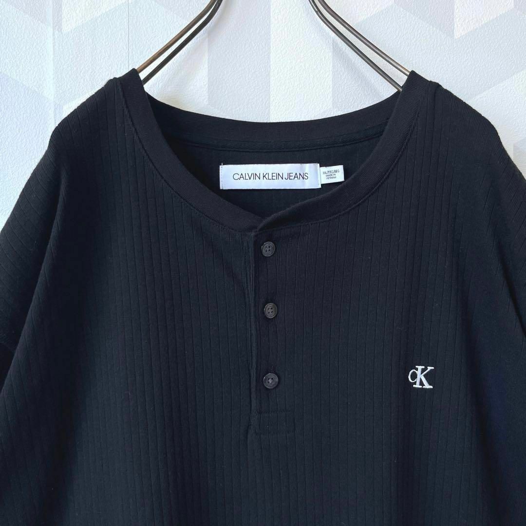 Calvin Klein(カルバンクライン)の【Y2K】カルバンクライン XXL 刺繍ロゴ リブ ヘンリーネック Tシャツ 黒 メンズのトップス(Tシャツ/カットソー(半袖/袖なし))の商品写真