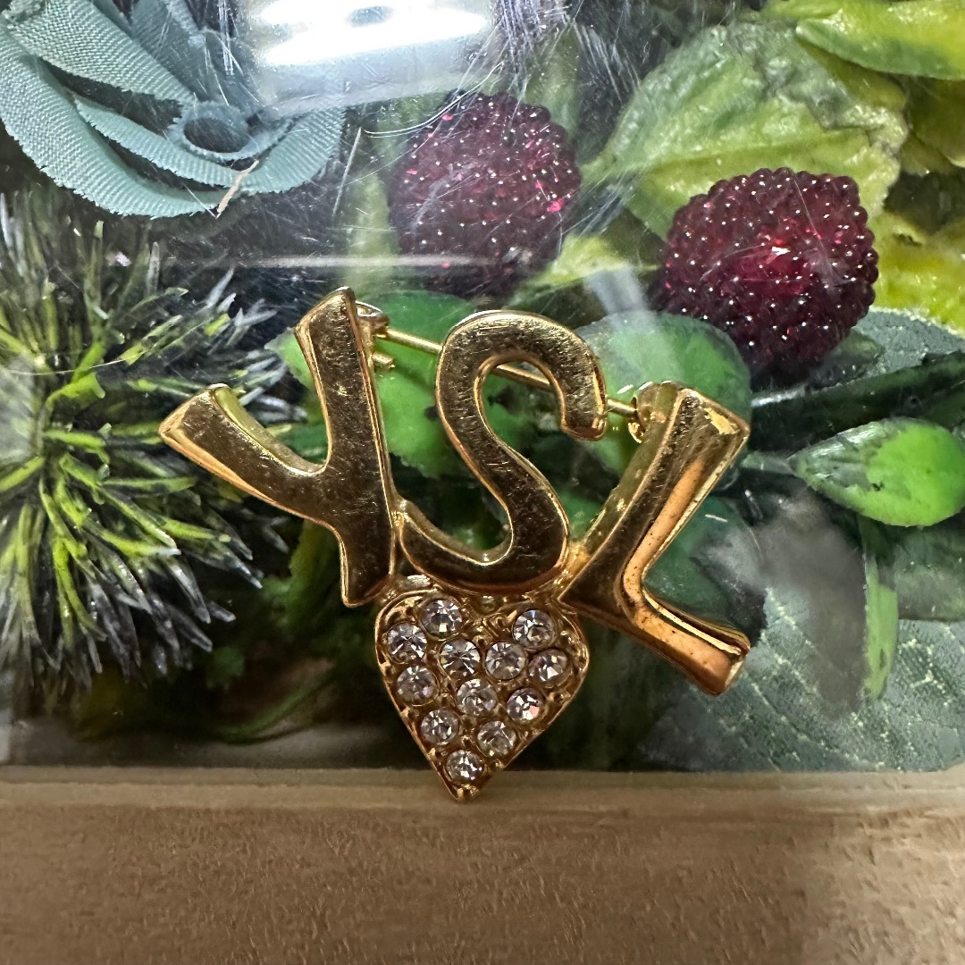 Yves Saint Laurent(イヴサンローラン)の【YVES SAINT LAURENT イヴサンローラン】 YSL ロゴ ハート レディースのアクセサリー(ブローチ/コサージュ)の商品写真