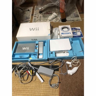 ウィー(Wii)のwii 本体　箱付き　ソフトおまけ付き(家庭用ゲーム機本体)