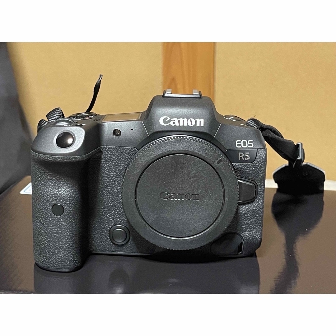 Canon(キヤノン)の【超美品】CANON EOS R5 付属品未使用　23年4月購入　期間限定出品 スマホ/家電/カメラのカメラ(ミラーレス一眼)の商品写真