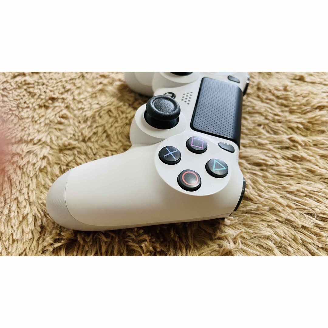 PlayStation4(プレイステーション4)の【美品】PS4コントローラー 純正 新型グレイシャーホワイト エンタメ/ホビーのゲームソフト/ゲーム機本体(その他)の商品写真