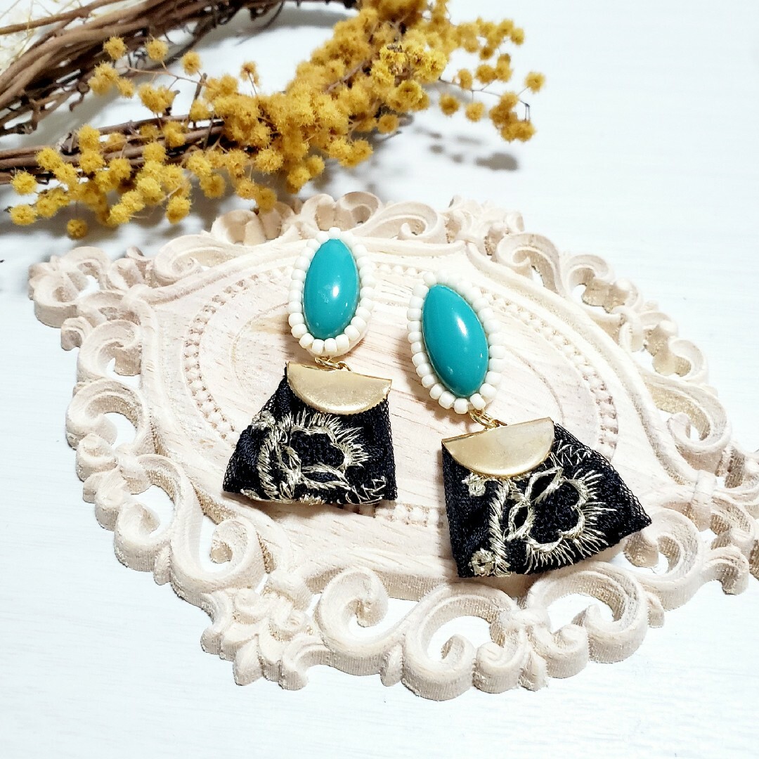 ピアス*ビース縁取りグリーンカボションにゆれるインド刺繍リボンの