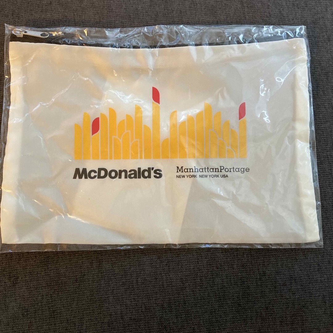 Manhattan Portage(マンハッタンポーテージ)のマンハッタンポーテージ×マクドナルド　コラボグッズ　小物入れ　ファスナーポーチ エンタメ/ホビーのコレクション(ノベルティグッズ)の商品写真