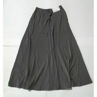 ユニクロ(UNIQLO)のユニクロ　フレア ロングスカート S  60-66cm タグ付き グレイ (ロングスカート)