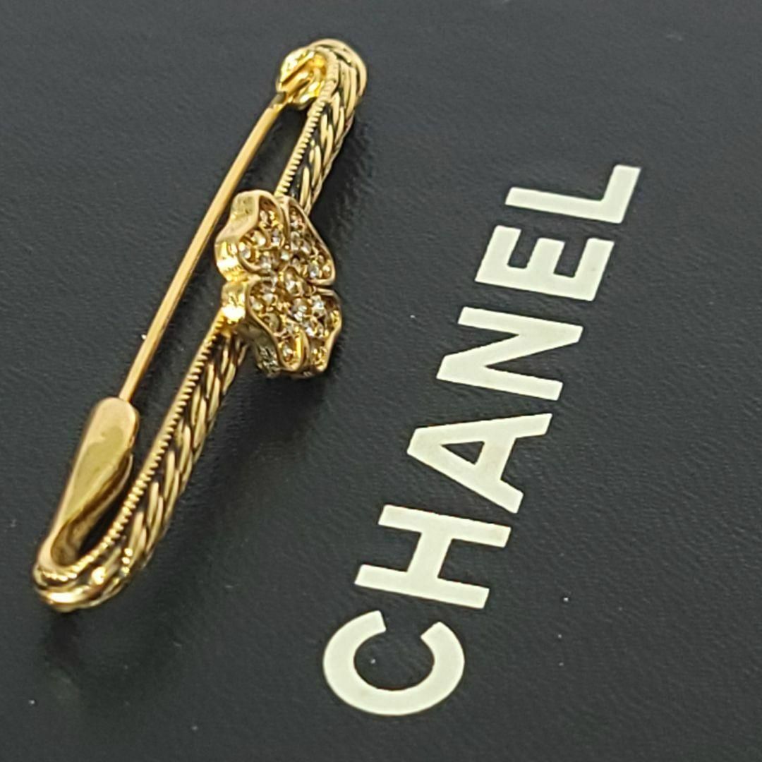 CHANEL(シャネル)のCHANEL シャネル ブローチ ゴールド ストーン ラインストーン 花 レディースのアクセサリー(ブローチ/コサージュ)の商品写真