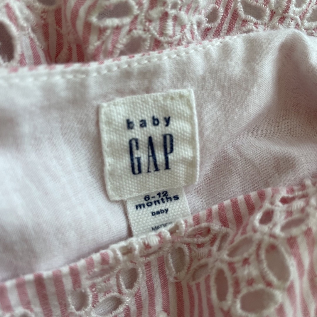 babyGAP(ベビーギャップ)のbabyGAP レース刺繍フリフリワンピース 70cm ブルマ付き 美品NEXT キッズ/ベビー/マタニティのベビー服(~85cm)(ワンピース)の商品写真