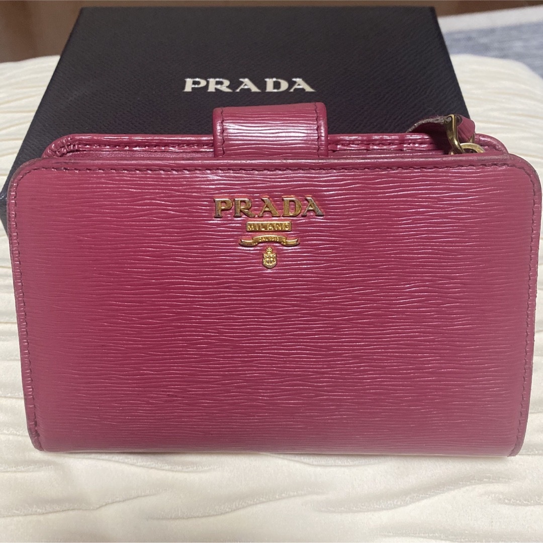 PRADA(プラダ)のプラダ　2つ折り財布　サフィアーノレザー　ゴールドロゴ　L字　ピンク レディースのファッション小物(財布)の商品写真