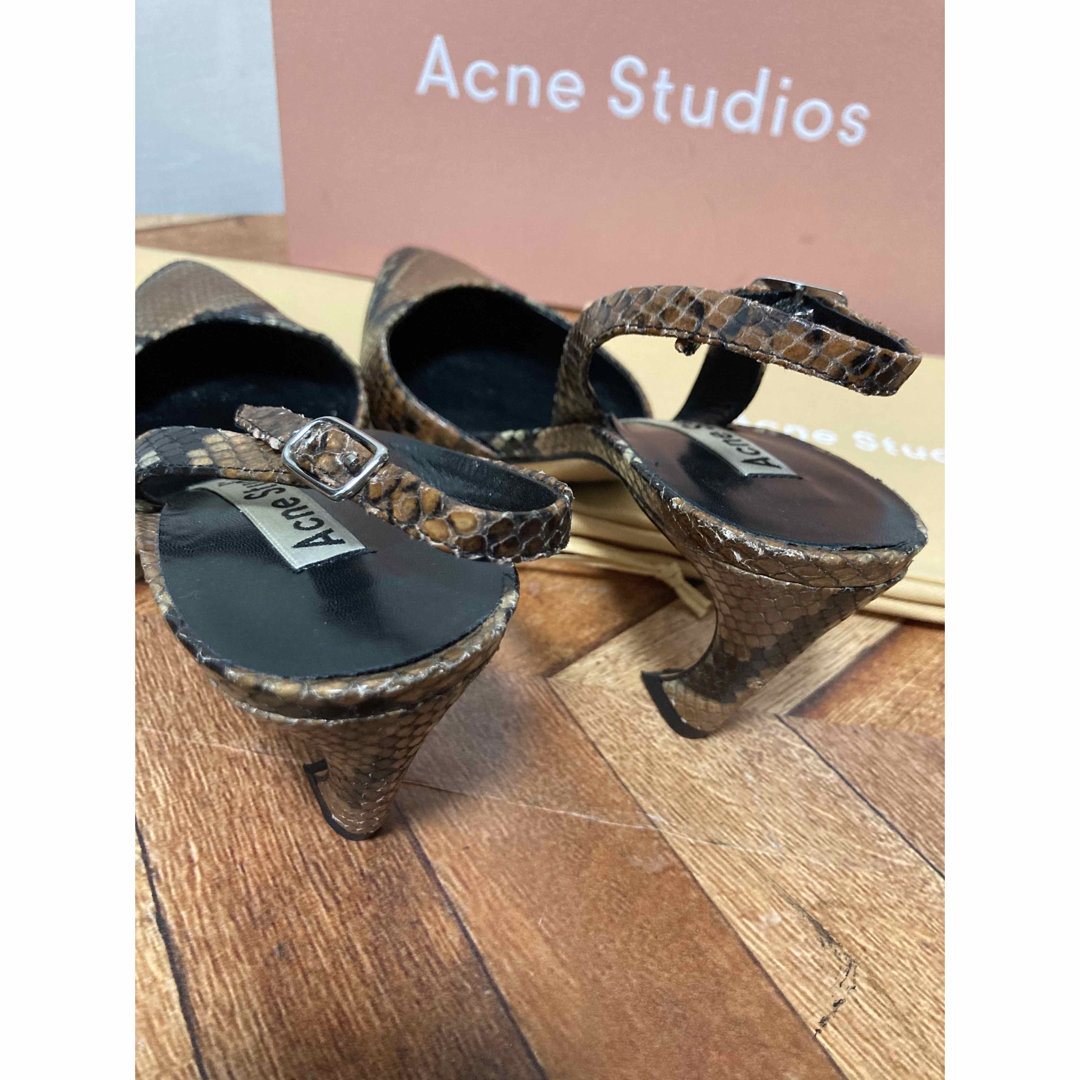 Acne Studios(アクネストゥディオズ)のacne studios アクネステュディオズ　パイソン　ヒールパンプス レディースの靴/シューズ(ハイヒール/パンプス)の商品写真
