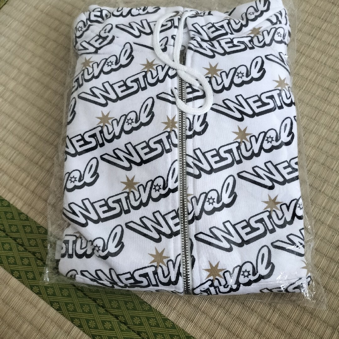 ジャニーズWEST(ジャニーズウエスト)のジャニーズWEST WESTival グッズ パーカー エンタメ/ホビーのタレントグッズ(アイドルグッズ)の商品写真