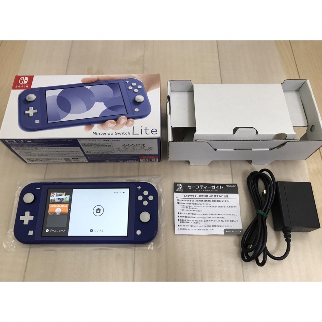 Nintendo Switch(ニンテンドースイッチ)の2022年12月購入保証期間有✨Switch Liteブルー完品✨ エンタメ/ホビーのゲームソフト/ゲーム機本体(携帯用ゲーム機本体)の商品写真