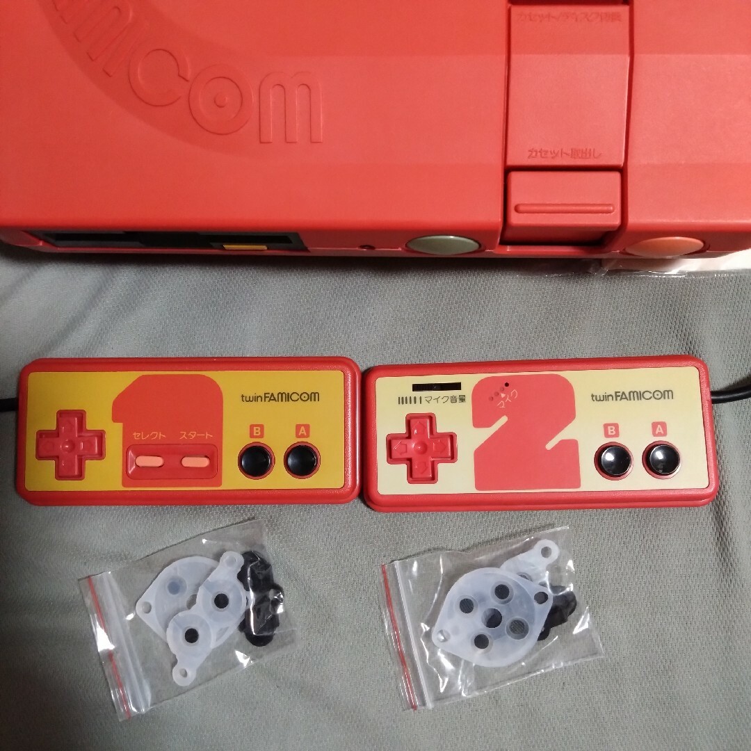 限定数のみ! ツインファミコン 箱説明書付きレッド本体セット