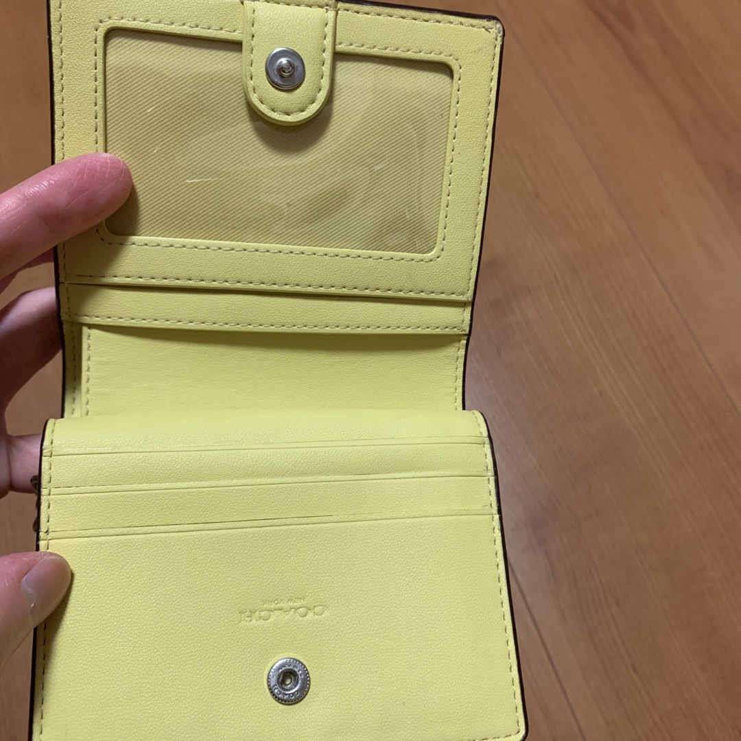 COACH(コーチ)の☆ COACH コーチ 二つ折り財布　花柄イエロー レディースのファッション小物(財布)の商品写真