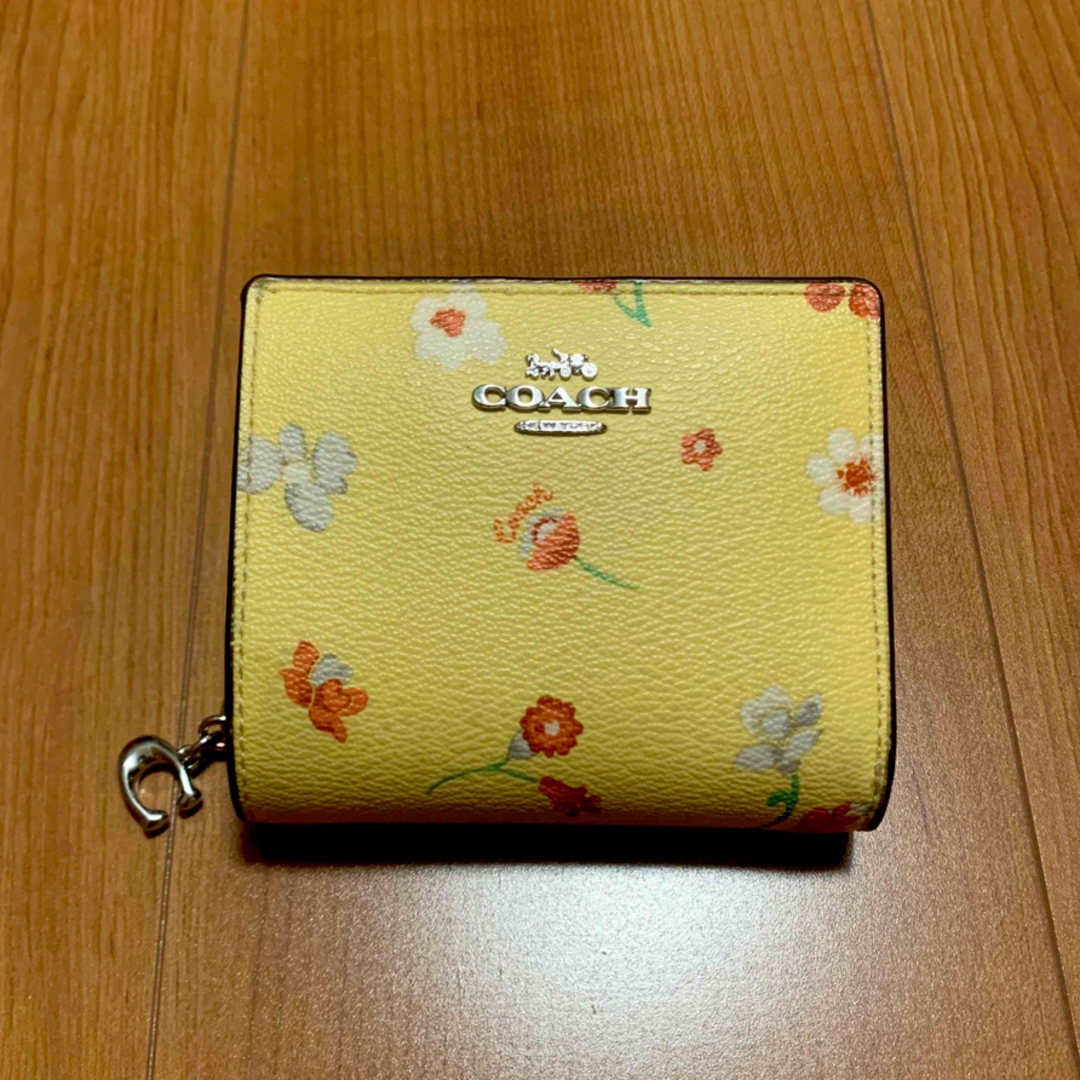 COACH(コーチ)の☆ COACH コーチ 二つ折り財布　花柄イエロー レディースのファッション小物(財布)の商品写真