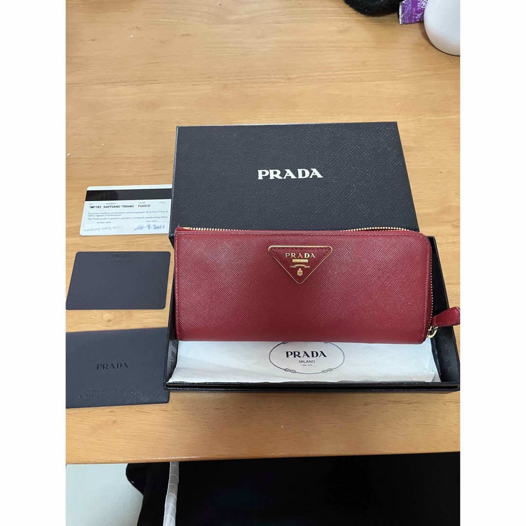 プラダ☆PRADA☆赤☆長財布☆ラウンドジップ