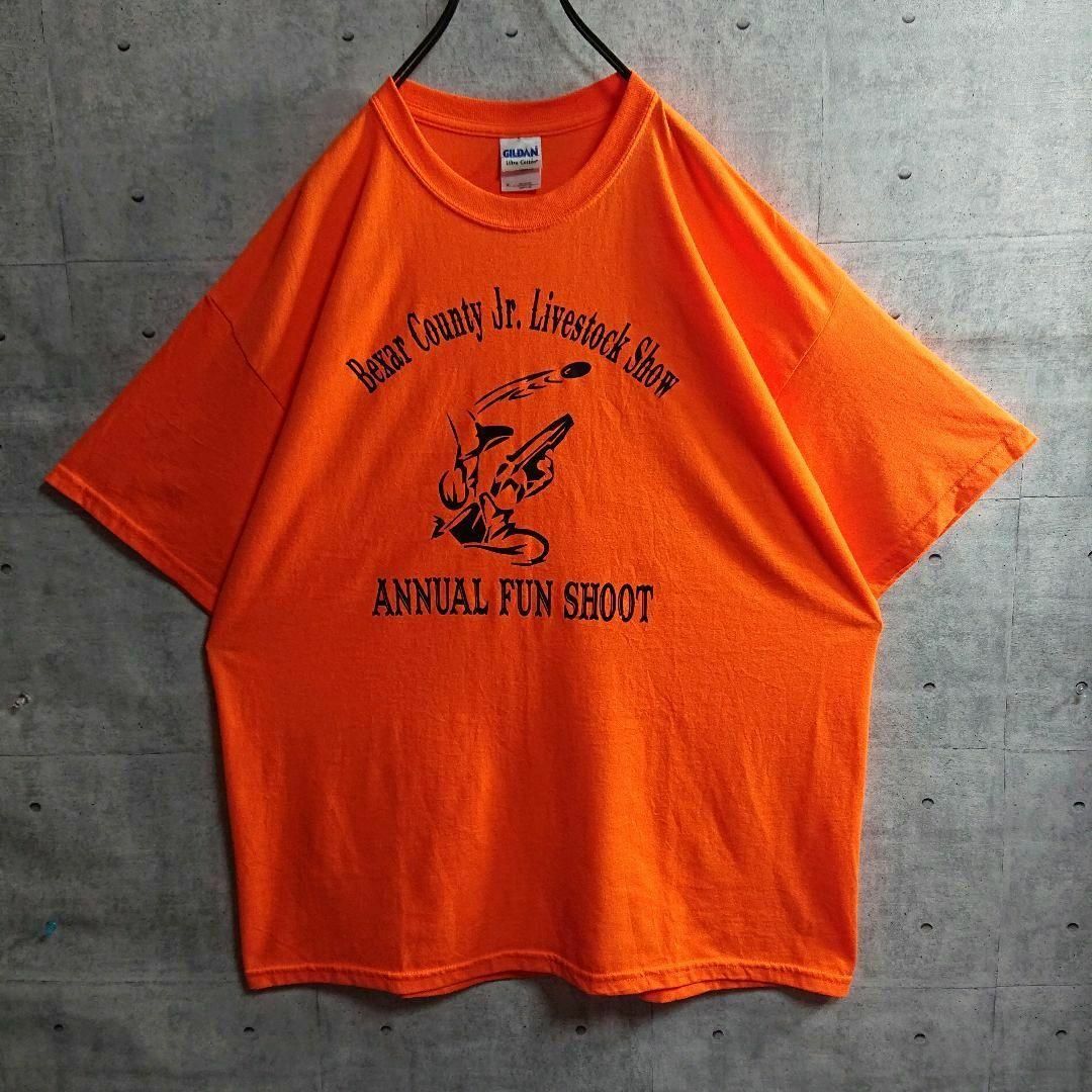GILDAN(ギルタン)の【GILDAN】アーチロゴ ライフル射撃柄 プリント Tシャツ オレンジ XL メンズのトップス(Tシャツ/カットソー(半袖/袖なし))の商品写真