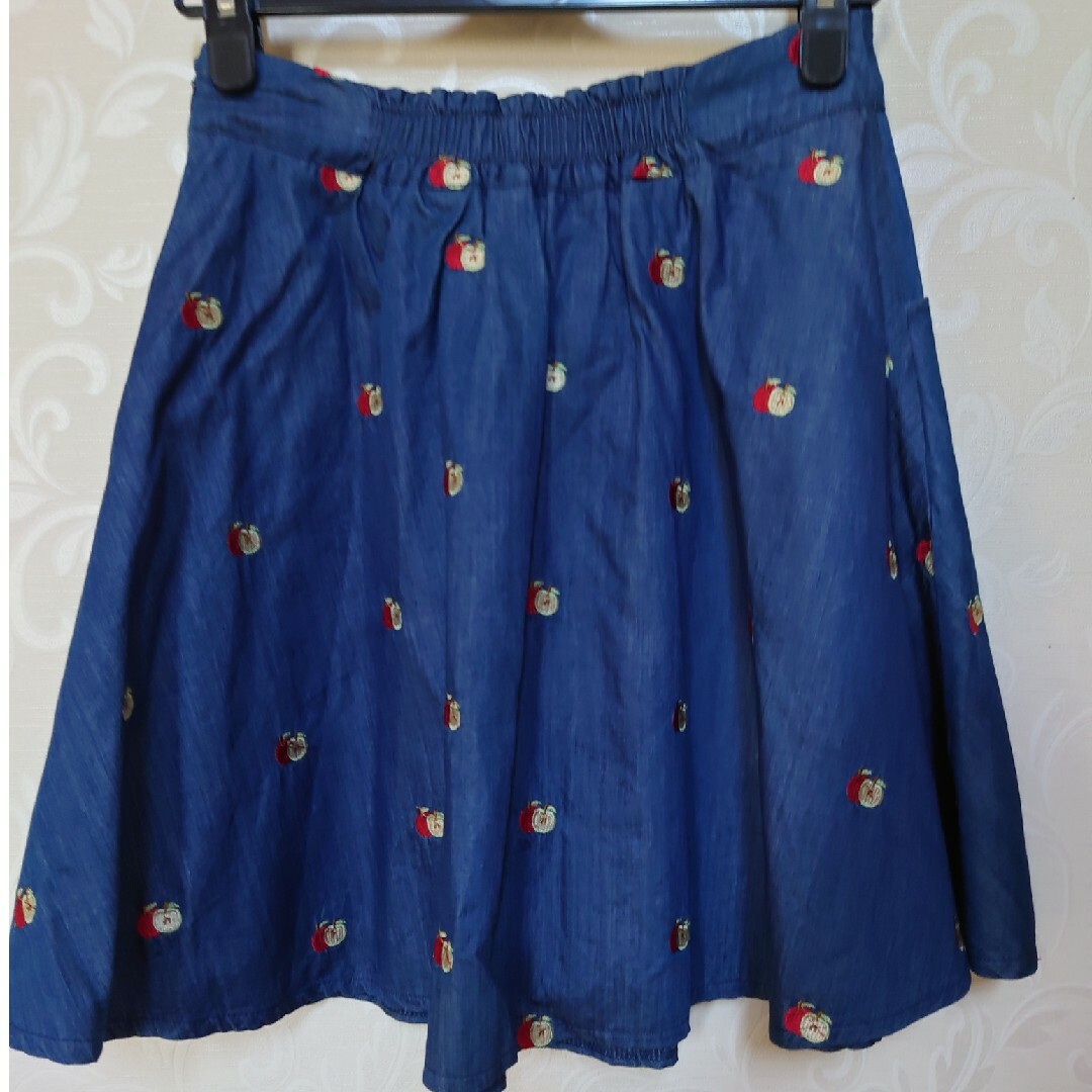 Par Avion(パラビオン)のパラビオン　フレアスカート　デニムスカート　リンゴ柄 レディースのスカート(ひざ丈スカート)の商品写真