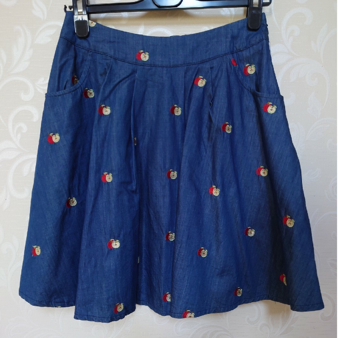 Par Avion(パラビオン)のパラビオン　フレアスカート　デニムスカート　リンゴ柄 レディースのスカート(ひざ丈スカート)の商品写真