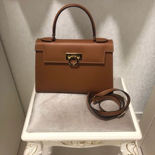 お値下げ中☆美品　CARBOTTI ガルボッティ Elena 243 TAN