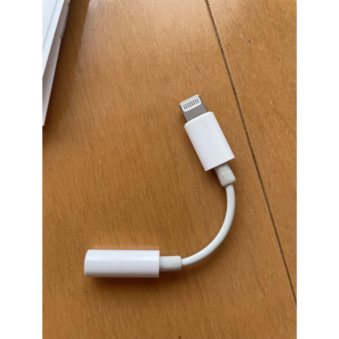 Apple(アップル)のAPPLE Lightning  3.5 mmヘッドホンジャックアダプタMMX6 スマホ/家電/カメラのスマホアクセサリー(その他)の商品写真