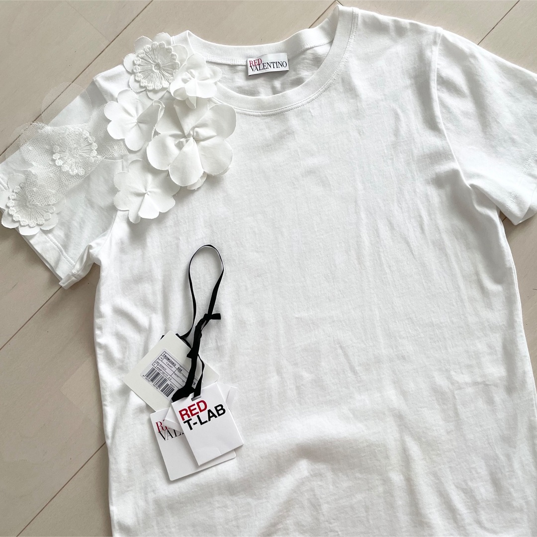 RED VALENTINO(レッドヴァレンティノ)の試着のみ♡redvalentino♡フラワーTシャツ♡レッドヴァレンチノ  レディースのトップス(Tシャツ(半袖/袖なし))の商品写真