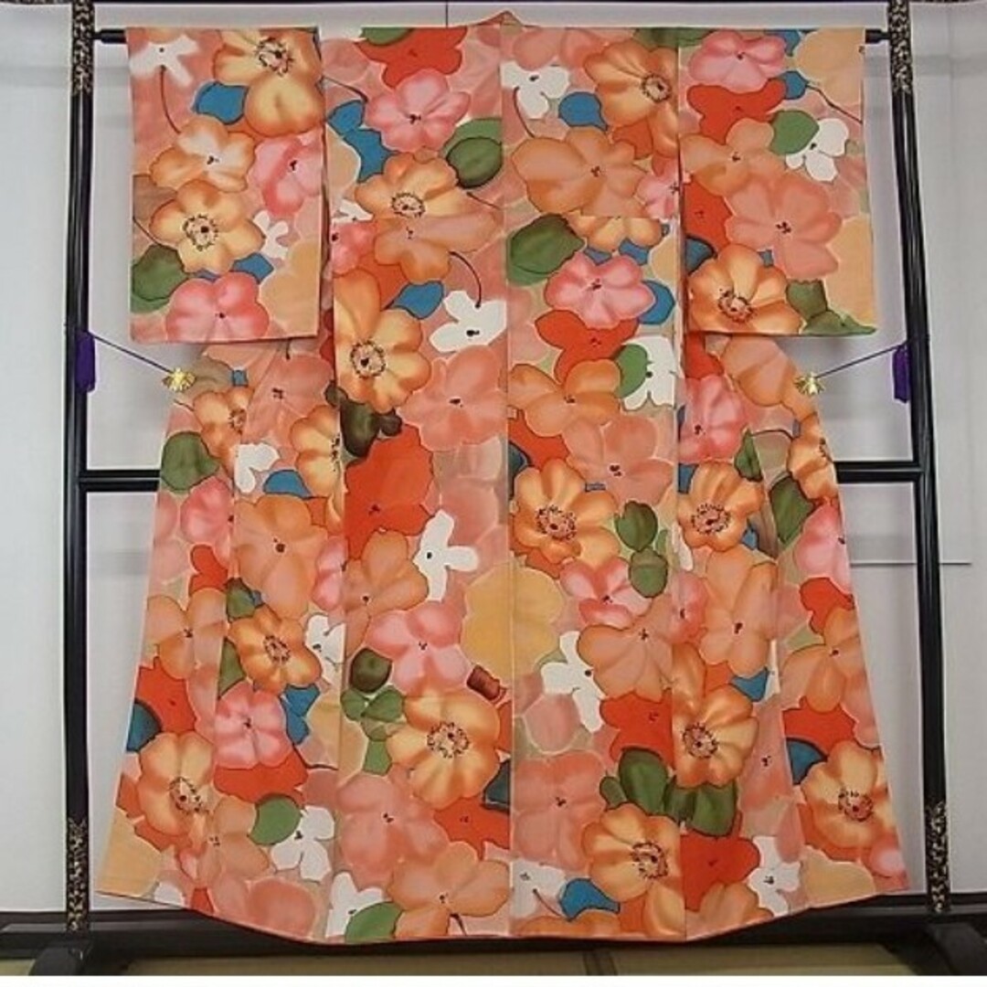 着物 正絹 上質な小紋 色鮮やか 手描き 花尽くし 暈し染め - 着物