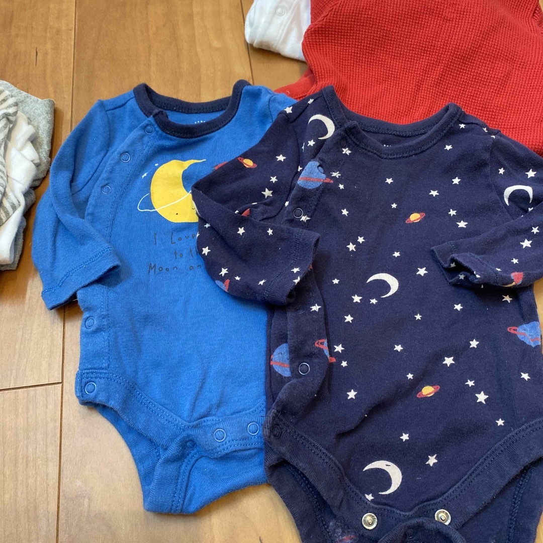 babyGAP(ベビーギャップ)のパーカー付きベビー新生児ボディスーツ50、8点 キッズ/ベビー/マタニティのベビー服(~85cm)(肌着/下着)の商品写真