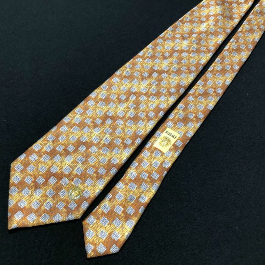 VERSACE(ヴェルサーチ)のヴェルサーチ ロゴスクエアデザイン オレンジ ネクタイ A101-W21 メンズのファッション小物(ネクタイ)の商品写真