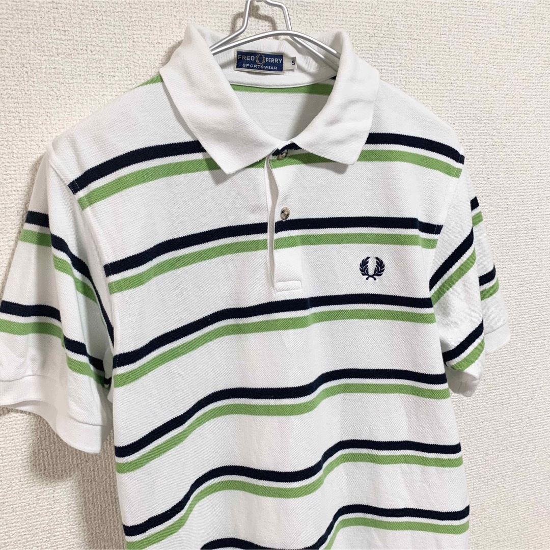 FRED PERRY(フレッドペリー)のフレッドペリー ポロシャツ メンズS ボーダー 白 緑 紺 ロゴ  メンズのトップス(ポロシャツ)の商品写真