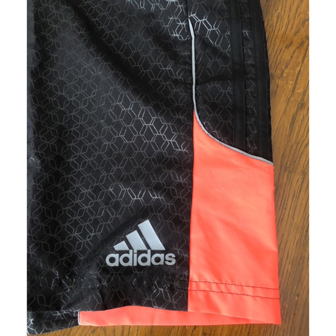 adidas(アディダス)のadidasレディス用ハーフパンツ黒&オレンジ　M レディースのパンツ(ハーフパンツ)の商品写真